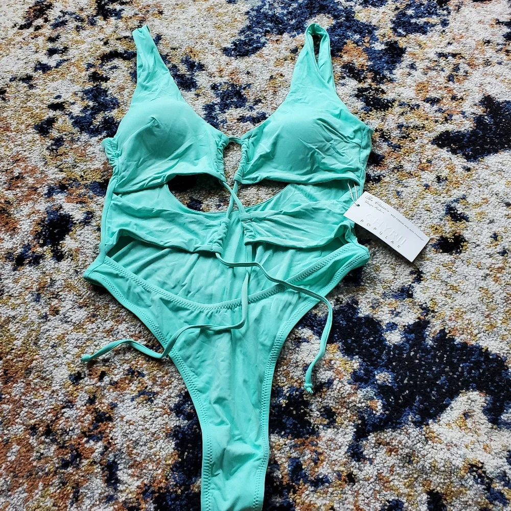 Swimsuit‎ - Picture 2 of 5